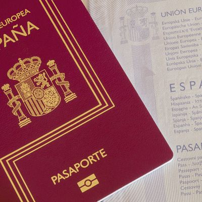 Nahaufnahme eines spanischen Ausweisdokuments in Rot mit goldenen Verzierungen